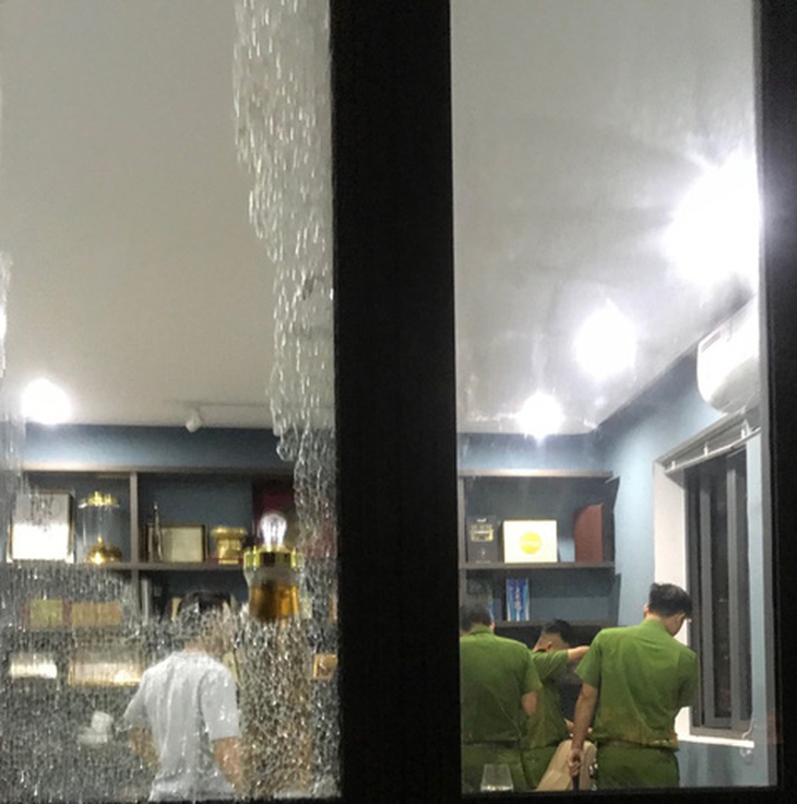 Bắt hai người đập phá biệt thự đại gia bất động sản ở Đà Nẵng - Ảnh 2.
