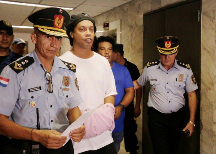 Paraguay yêu cầu tiếp tục giam giữ Ronaldinho - Ảnh 1.