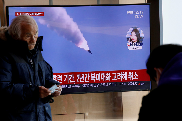 Triều Tiên bắn 3 vật thể bay không xác định ra biển - Ảnh 1.