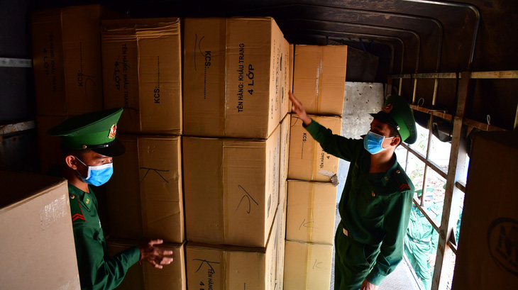 Bắt xe tải chở lậu 527.000 khẩu trang y tế chờ giao phía Campuchia - Ảnh 2.