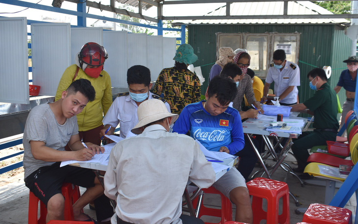 Lập tổ viết tờ khai y tế và đo thân nhiệt tại các bến đò giáp Campuchia