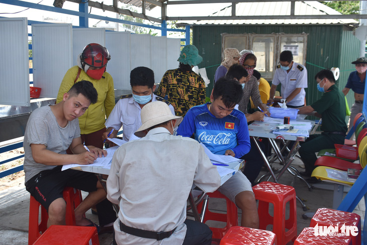 Lập tổ viết tờ khai y tế và đo thân nhiệt tại các bến đò giáp Campuchia - Ảnh 1.