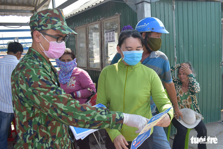 Lập tổ viết tờ khai y tế và đo thân nhiệt tại các bến đò giáp Campuchia - Ảnh 4.