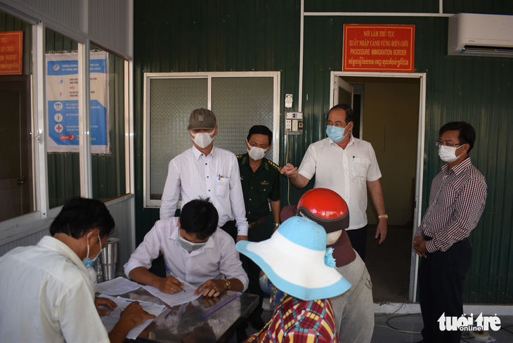 Lập tổ viết tờ khai y tế và đo thân nhiệt tại các bến đò giáp Campuchia - Ảnh 2.