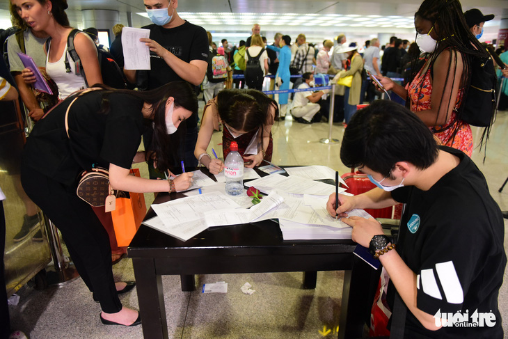 Xếp hàng chờ khai, nộp thông tin khai báo y tế ở sân bay Tân Sơn Nhất - Ảnh 5.