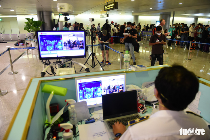 Xếp hàng chờ khai, nộp thông tin khai báo y tế ở sân bay Tân Sơn Nhất - Ảnh 9.