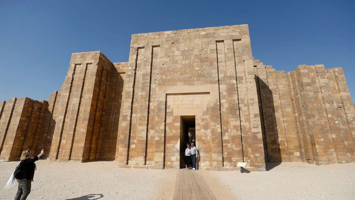 Ai Cập mở cửa trở lại kim tự tháp cổ nhất thế giới sau 14 năm trùng tu - Ảnh 1.