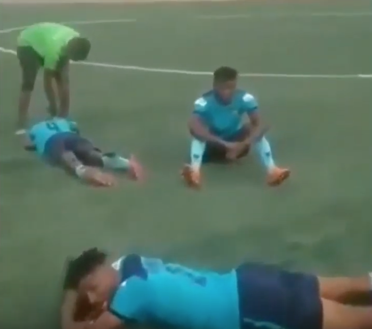 Gục ngã trên sân, cầu thủ ở Nigeria không qua khỏi vì... xe cứu thương hỏng - Ảnh 2.