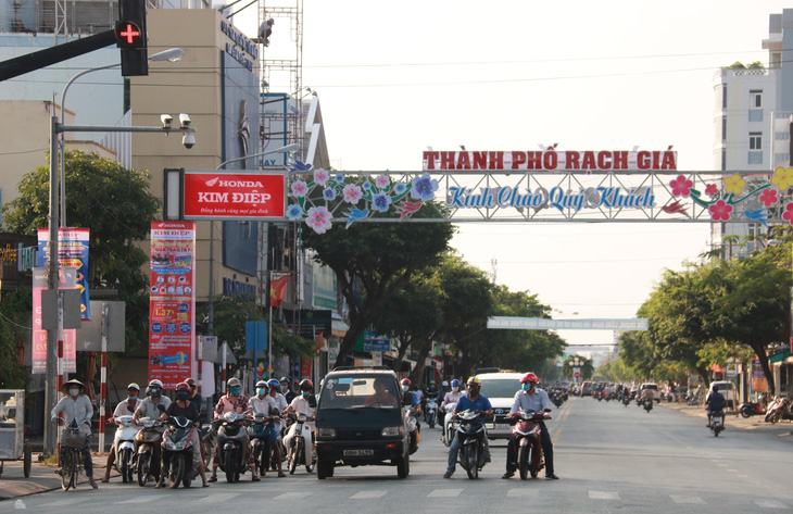 Miền Tây ngày đầu cách ly toàn xã hội: đường phố vắng vẻ, hàng hóa siêu thị dồi dào - Ảnh 5.