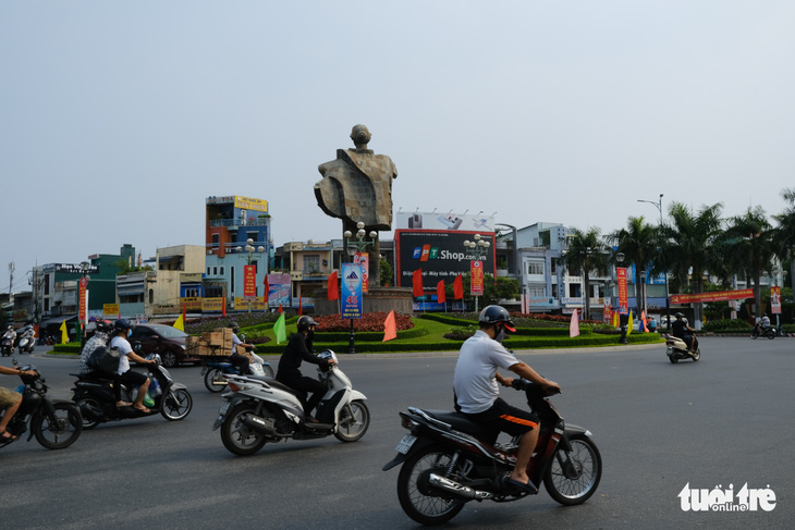 Đường phố Đà Nẵng vẫn đông người và xe trong ngày đầu cách ly xã hội - Ảnh 1.