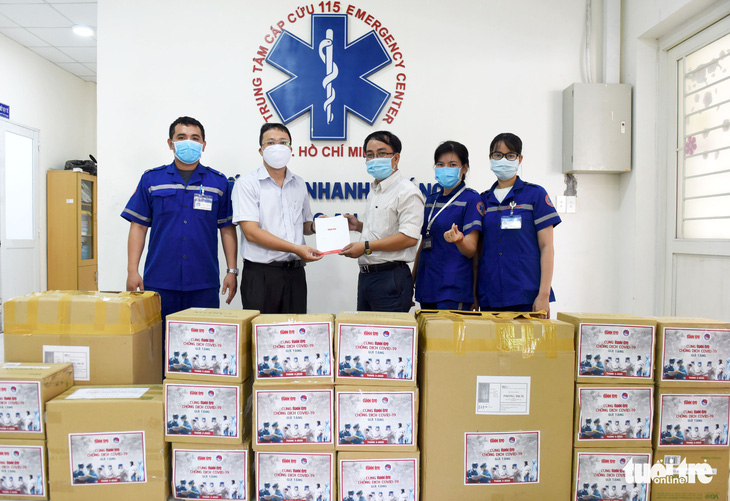 Báo Tuổi Trẻ trao nhiều trang thiết bị y tế cho Trung tâm cấp cứu 115 TP.HCM - Ảnh 2.