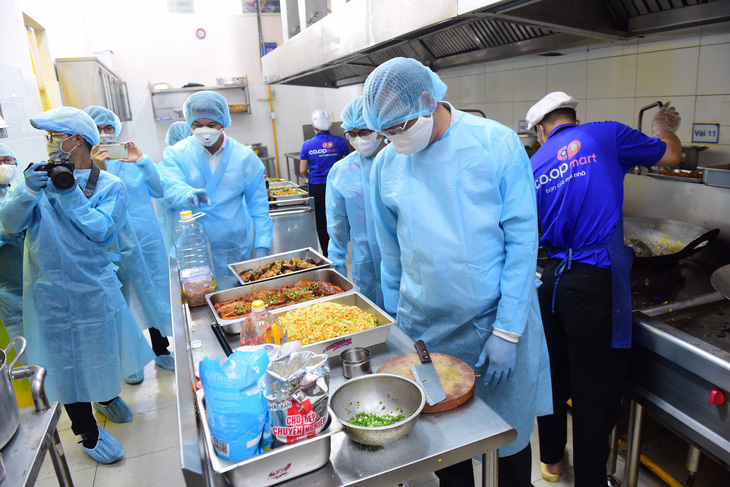 Saigon Co.op cung cấp hơn 30.000 suất ăn cho các khu cách ly - Ảnh 1.