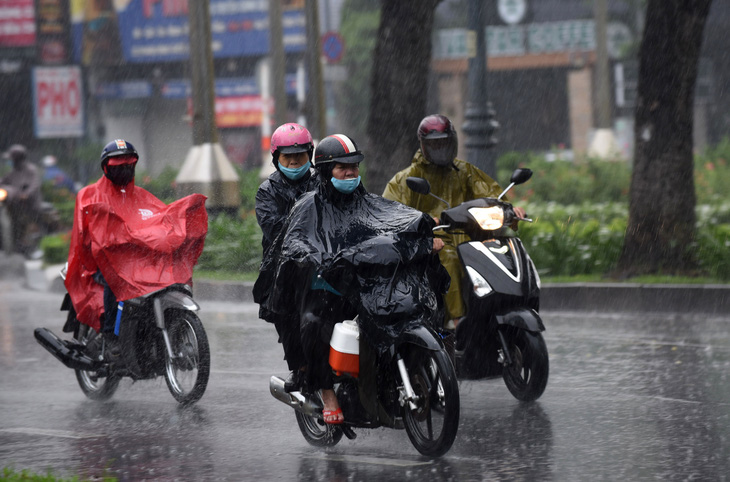 Mưa trái mùa tại Nam Bộ còn kéo dài vài ngày - Ảnh 1.