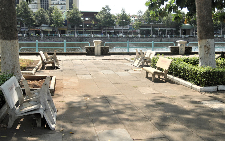 Lật úp các ghế đá công viên để dân không tụ tập