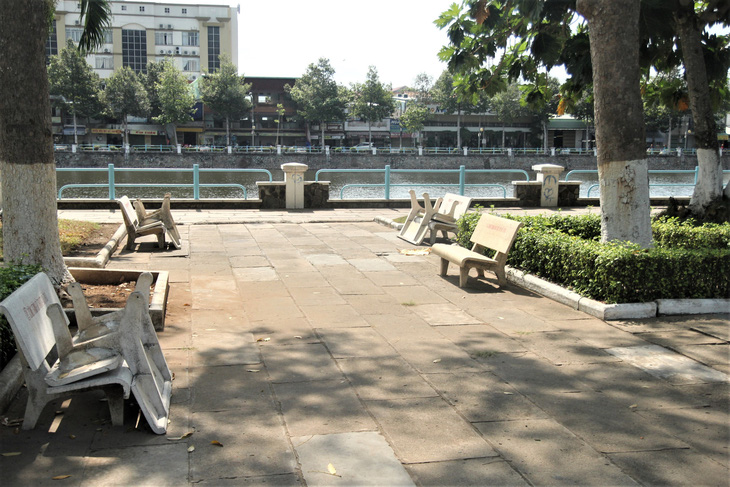 Lật úp các ghế đá công viên để dân không tụ tập - Ảnh 1.