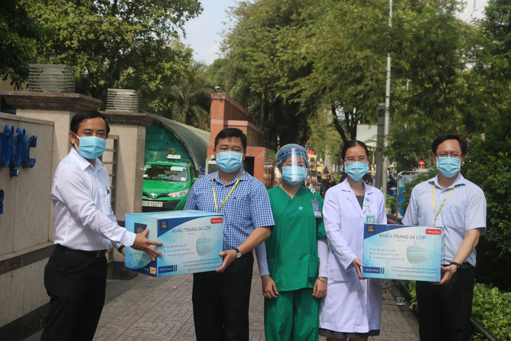Sen Group tặng 50.000 khẩu trang y tế cho Bệnh viện Đại học Y dược TP.HCM - Ảnh 1.