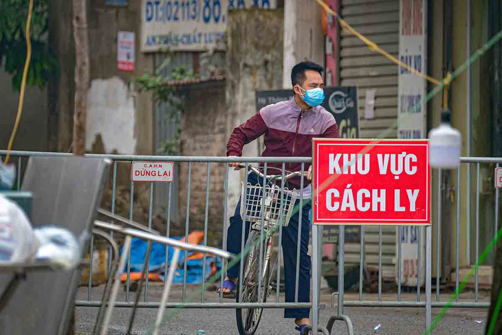 Cách ly hàng loạt người ở Bệnh viện Thận Hà Nội - Ảnh 1.