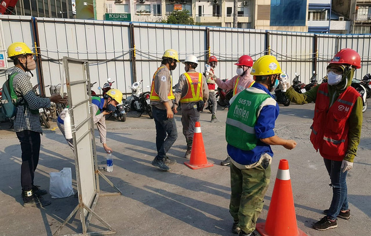 Chống dịch trên công trường metro - Ảnh 1.