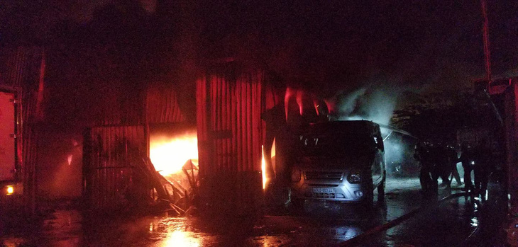2 ôtô cháy đen tại bãi đậu xe ở Đà Nẵng trong đêm - Ảnh 1.