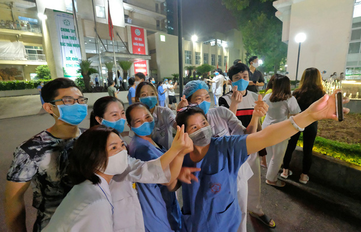 Bộ Y tế yêu cầu Bệnh viện Bạch Mai báo cáo vì vi phạm giãn cách xã hội - Ảnh 1.