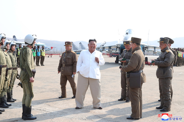 Ông Kim Jong Un gây chú ý với hình ảnh không đeo khẩu trang - Ảnh 4.