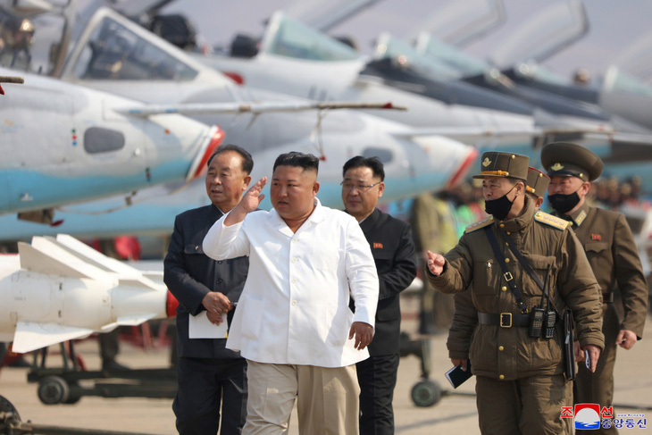 Ông Kim Jong Un gây chú ý với hình ảnh không đeo khẩu trang - Ảnh 1.