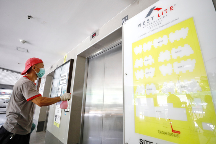 Các khu ký túc xá lao động nhập cư trở thành ổ dịch mới tại Singapore - Ảnh 1.