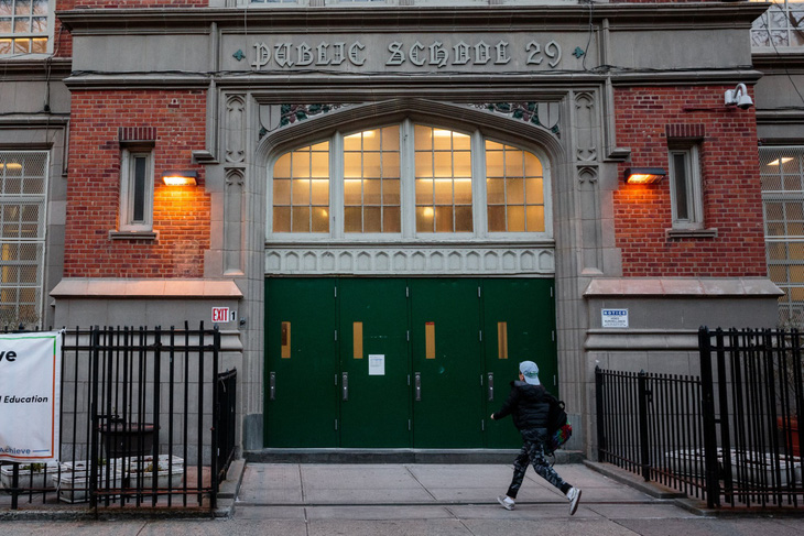 Thống đốc bang New York bác bỏ quyết định đóng cửa các trường công lập - Ảnh 1.