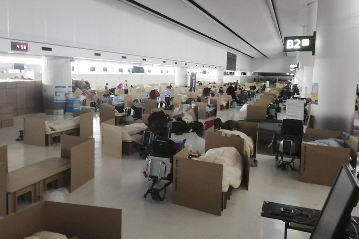 Sân bay Nhật Bản dựng khách sạn bìa carton cho du khách mắc kẹt - Ảnh 1.