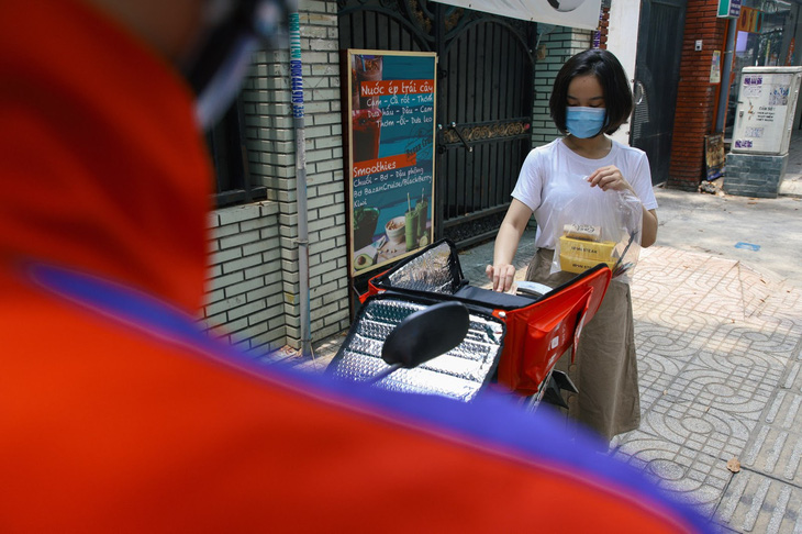 ‘Giao hàng không tiếp xúc’ thời COVID-19 muôn màu muôn vẻ và muôn kiểu - Ảnh 1.