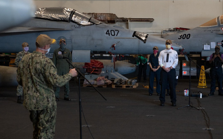 Một thủy thủ trên tàu sân bay USS Theodore Roosevelt chết vì COVID-19