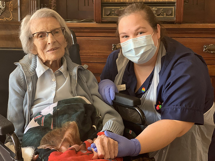 Sống qua 2 cuộc chiến tranh thế giới, cụ bà 106 tuổi thắng luôn COVID-19 - Ảnh 1.