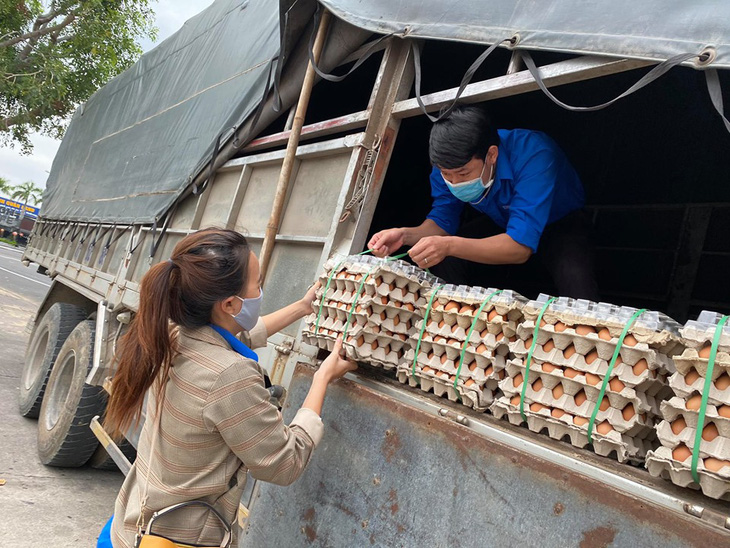 ATM gạo nhân ái có mặt ở Bình Định, nhiều tấm lòng tràn tới đổ gạo vô - Ảnh 3.