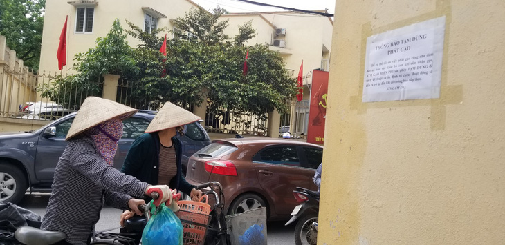 Tạm dừng ATM gạo ở Nghĩa Tân do chen lấn sau 4 ngày hoạt động - Ảnh 2.