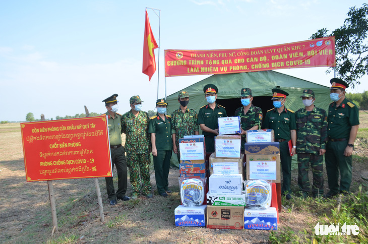 Quân khu 7 tặng quà chiến sĩ  chống dịch COVID-19 tuyến biên giới Campuchia - Ảnh 1.