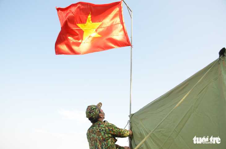 Quân khu 7 tặng quà chiến sĩ  chống dịch COVID-19 tuyến biên giới Campuchia - Ảnh 3.