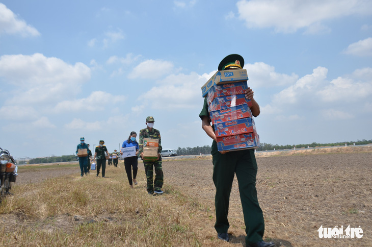 Quân khu 7 tặng quà chiến sĩ  chống dịch COVID-19 tuyến biên giới Campuchia - Ảnh 5.