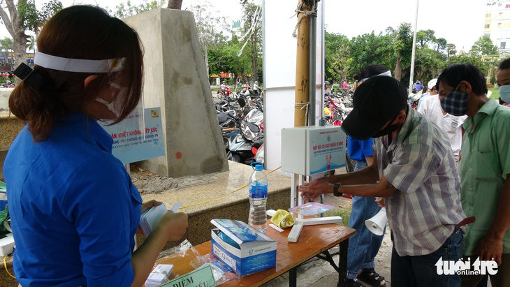 ATM gạo nhân ái có mặt ở Bình Định, nhiều tấm lòng tràn tới đổ gạo vô - Ảnh 2.