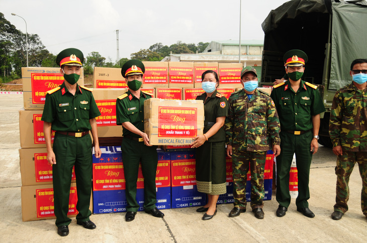 Quân khu 5 tặng 4,7 tỉ đồng vật tư y tế giúp Lào, Campuchia chống COVID-19 - Ảnh 2.