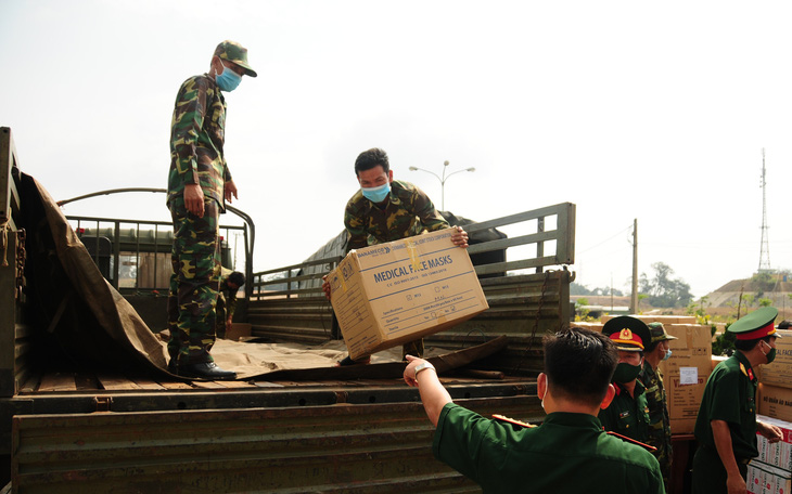 Quân khu 5 tặng 4,7 tỉ đồng vật tư y tế giúp Lào, Campuchia chống COVID-19