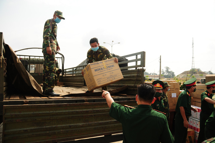 Quân khu 5 tặng 4,7 tỉ đồng vật tư y tế giúp Lào, Campuchia chống COVID-19 - Ảnh 1.