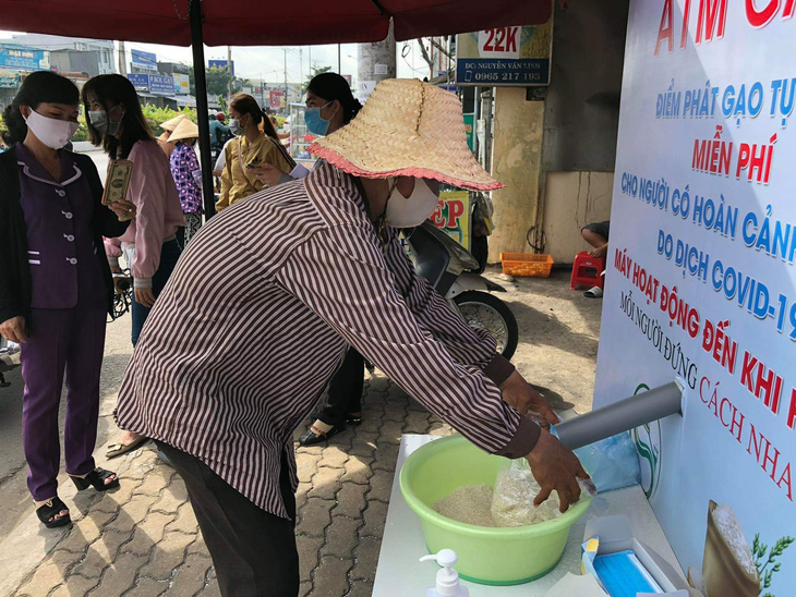 Cây ATM gạo tại Cần Thơ, Long  An chia sẻ khó khăn với người nghèo - Ảnh 1.
