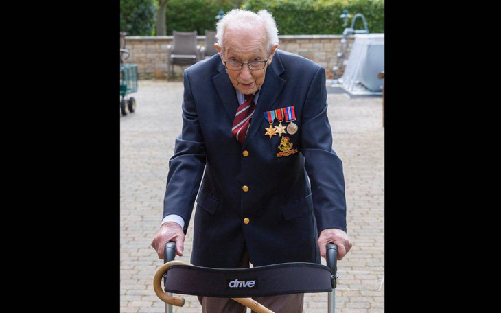 Cựu chiến binh Anh 99 tuổi quyên được 12 triệu bảng giúp y bác sĩ