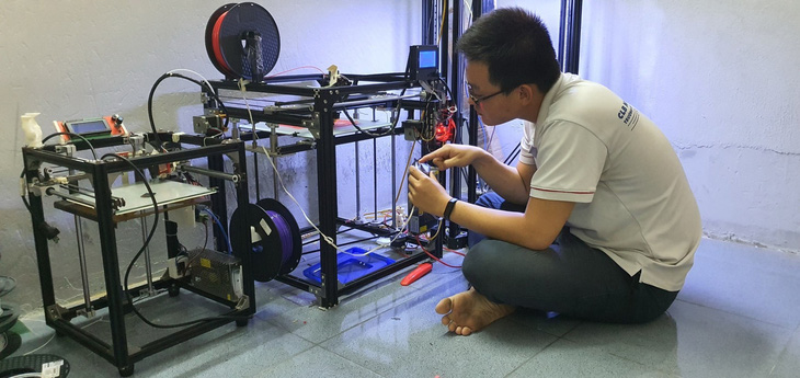 Sinh viên in 3D thiết bị giúp giảm đau khi đeo khẩu trang - Ảnh 1.