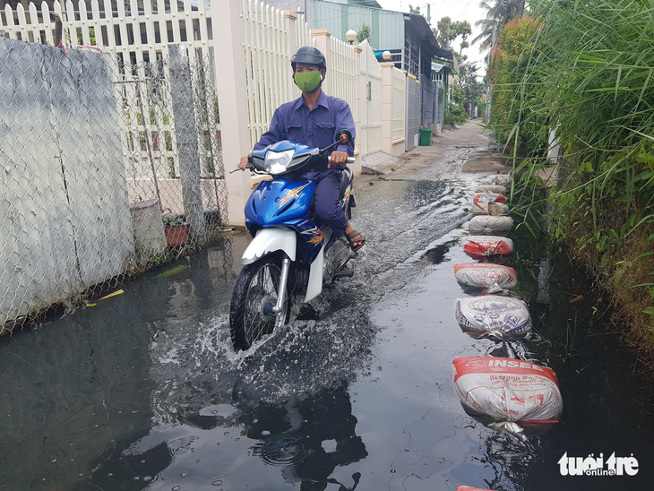 Hơn 100 hộ dân bức xúc vì làm đường khiến nước cống tràn vào nhà - Ảnh 3.