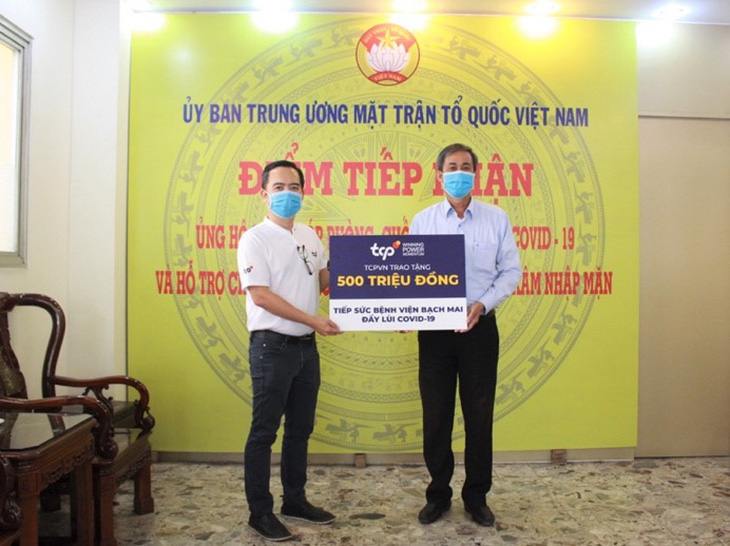 Hơn 500 triệu đồng tiếp sức BV Bạch Mai khống chế dịch COVID-19 - Ảnh 1.