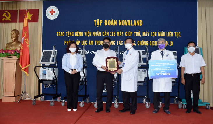 Novaland tặng trang thiết bị y tế đến Bệnh viện Nhân dân 115 - Ảnh 1.