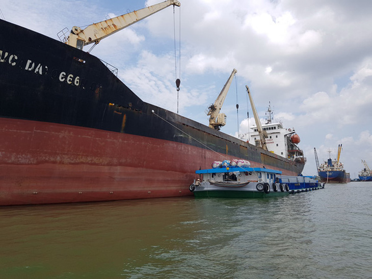 Kiến nghị Thủ tướng cho xuất khẩu các lô gạo đã đưa vào cảng trước ngày 24-3 - Ảnh 1.