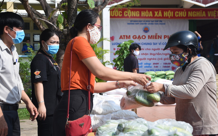 Thầy và trò trường THPT làm "ATM gạo", người nghèo được nhận cả gạo lẫn rau củ