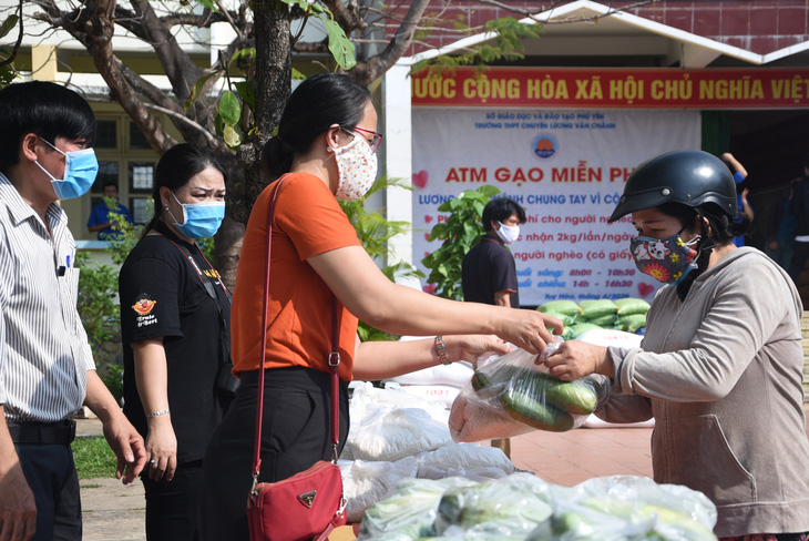 Thầy và trò trường THPT làm ATM gạo, người nghèo được nhận cả gạo lẫn rau củ - Ảnh 3.